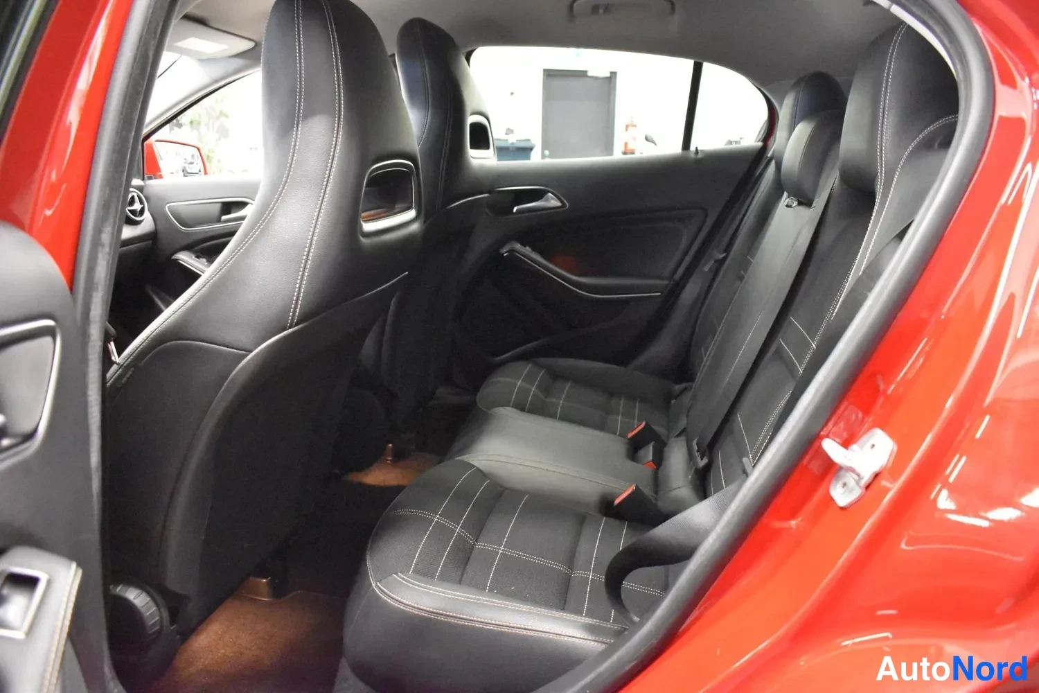 Punainen Mercedes-Benz GLA 220 CDI 4MATIC 2014, takaistuimet, kuva 11