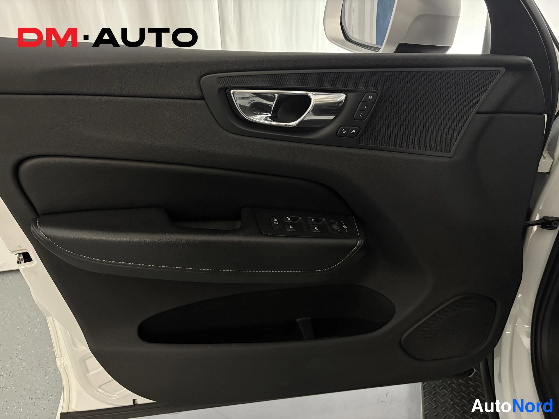 Valkoinen Volvo XC60 2018, kuva 13