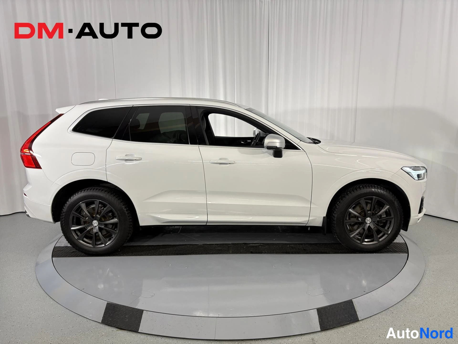 Valkoinen Volvo XC60 2018, sivulta, kuva 4