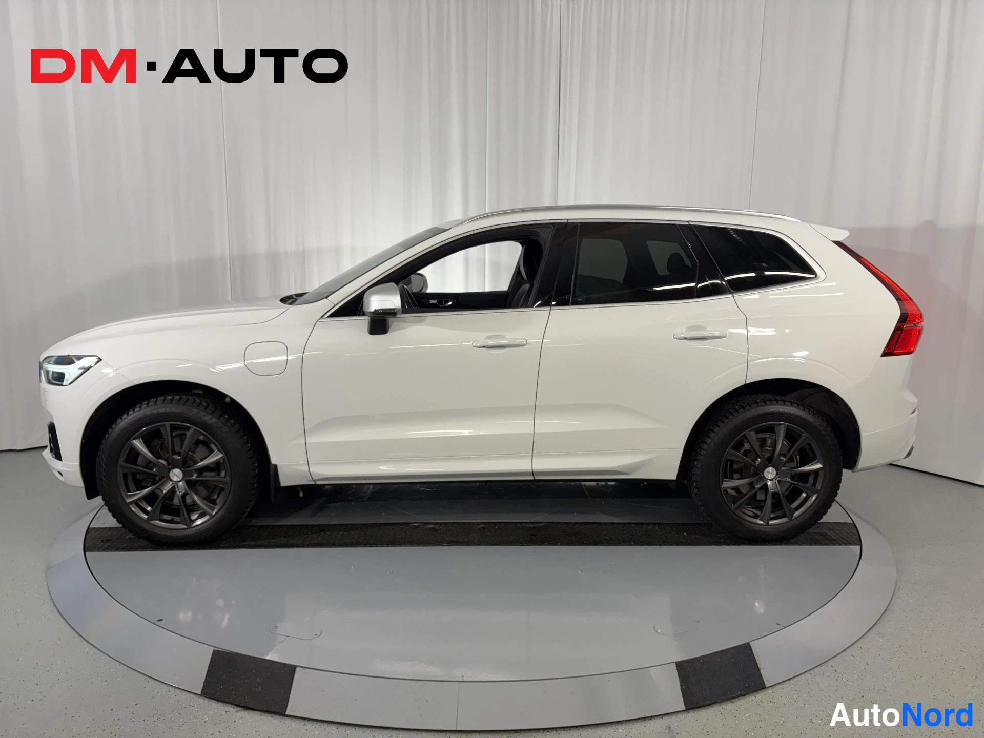Valkoinen Volvo XC60 2018, sivulta, kuva 5