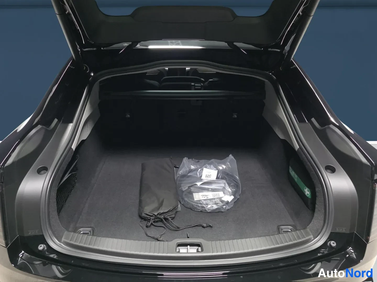 Musta Volvo ES90 2026, tavaratila, kuva 11