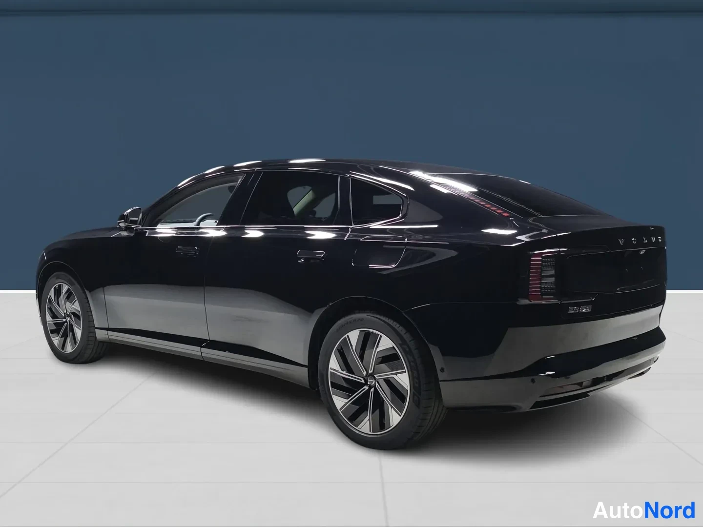 Musta Volvo ES90 2026, etuviisto, keula vasemmalle, kuva 2