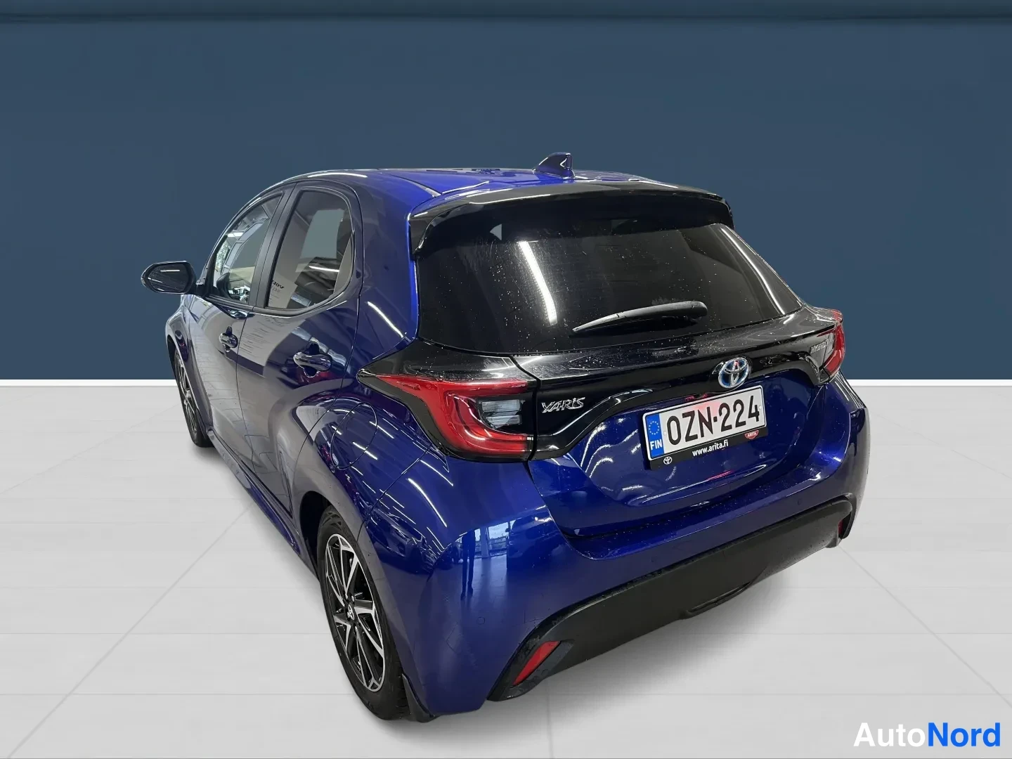 Sininen Toyota Yaris 2022, takaviisto, kuva 10