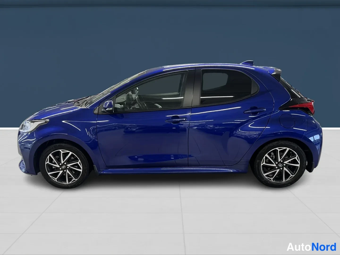 Sininen Toyota Yaris 2022, sivulta, kuva 7