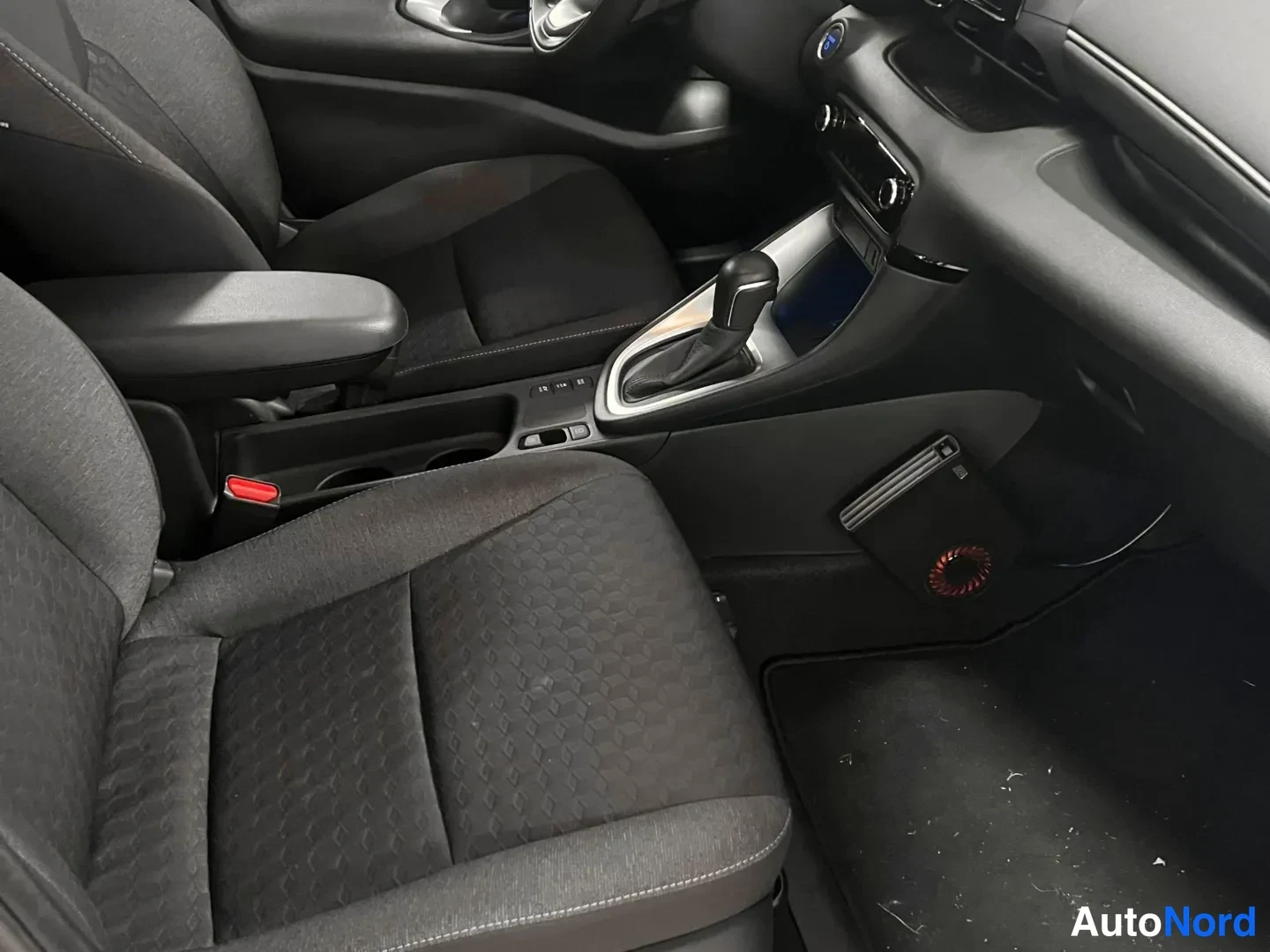 Sininen Toyota Yaris 2022, etuistuimet, kuva 13