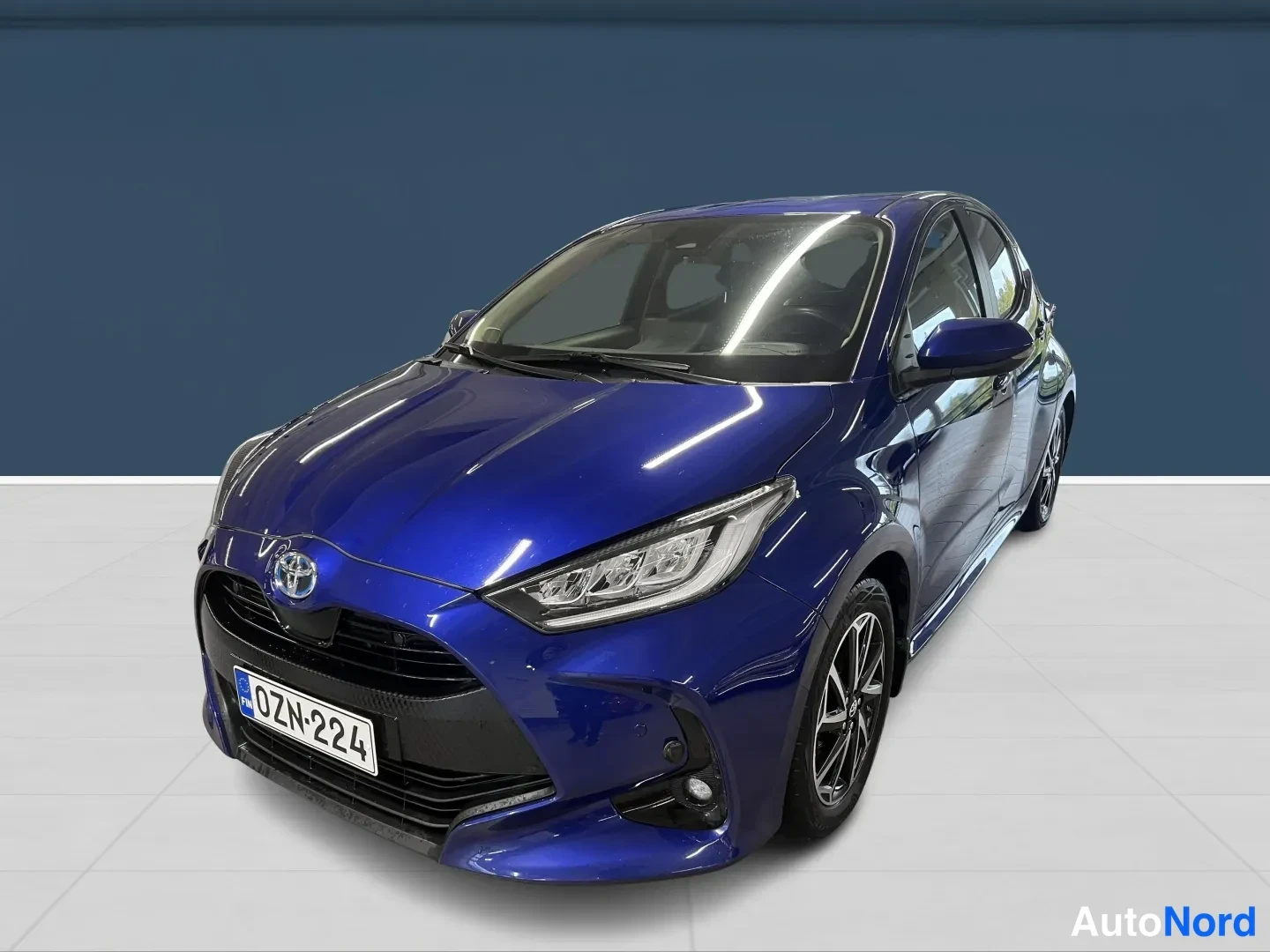 Sininen Toyota Yaris 2022, etuviisto, keula vasemmalle, kuva 2