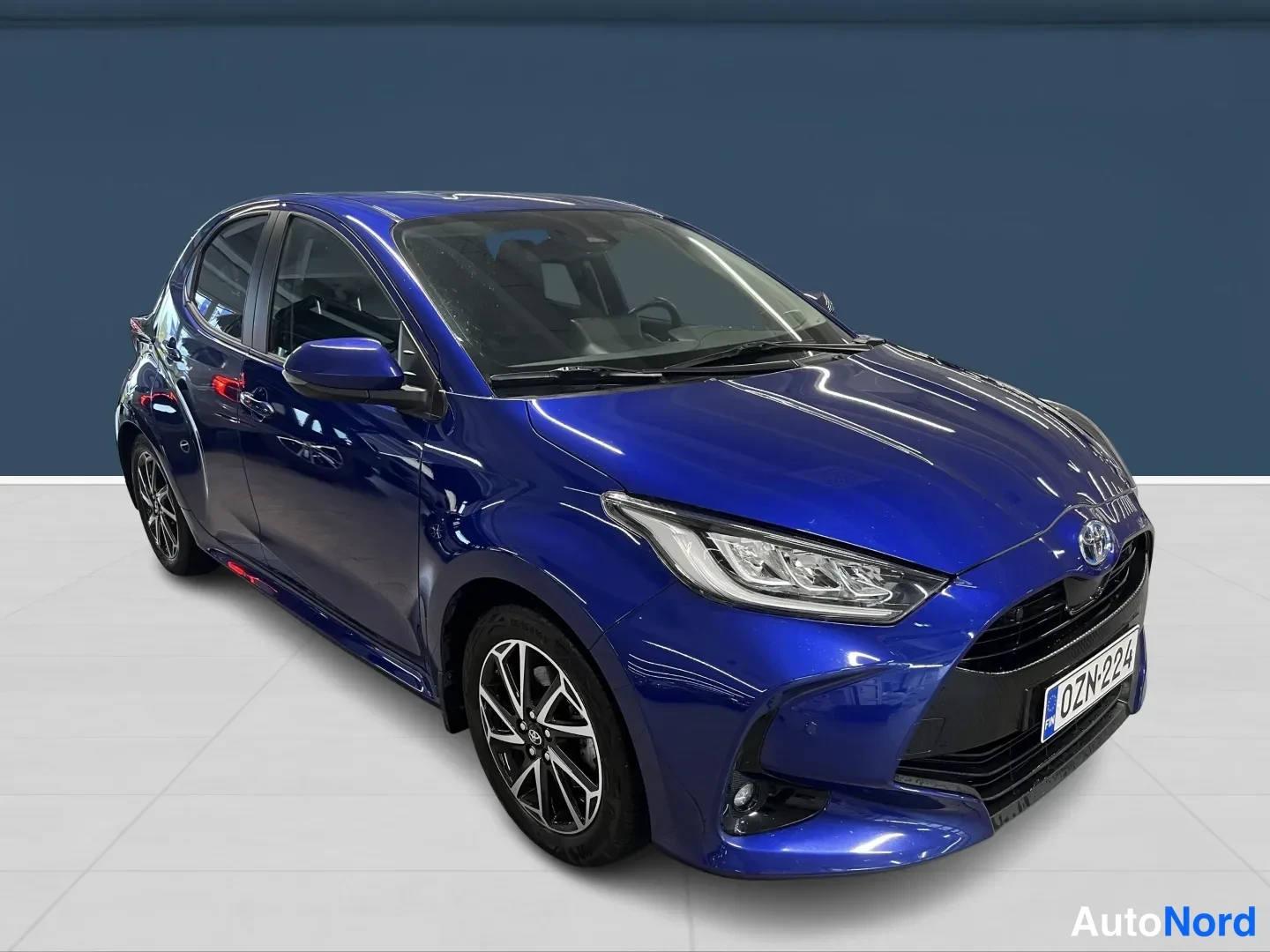 Sininen Toyota Yaris 2022, etuviisto, keula oikealle, kuva 3