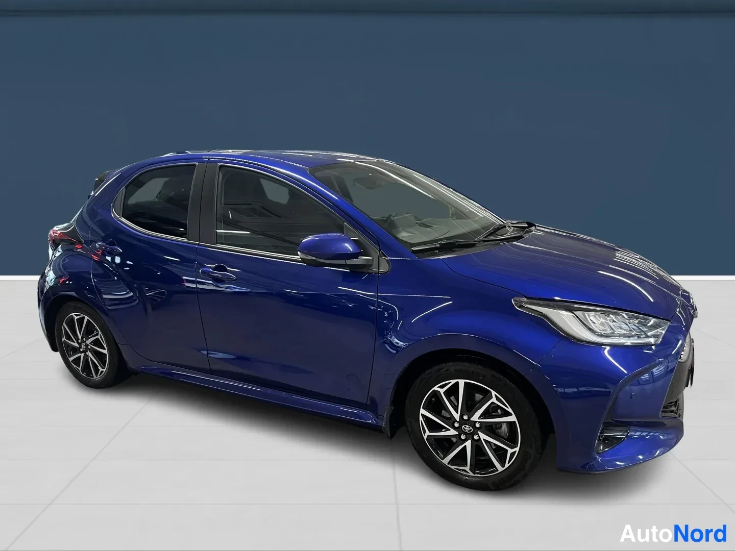 Sininen Toyota Yaris 2022, etuviisto, keula oikealle, kuva 4