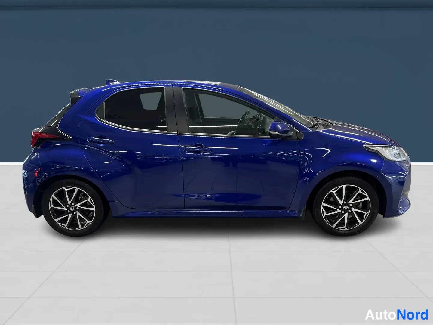 Sininen Toyota Yaris 2022, etuviisto, keula oikealle, kuva 5