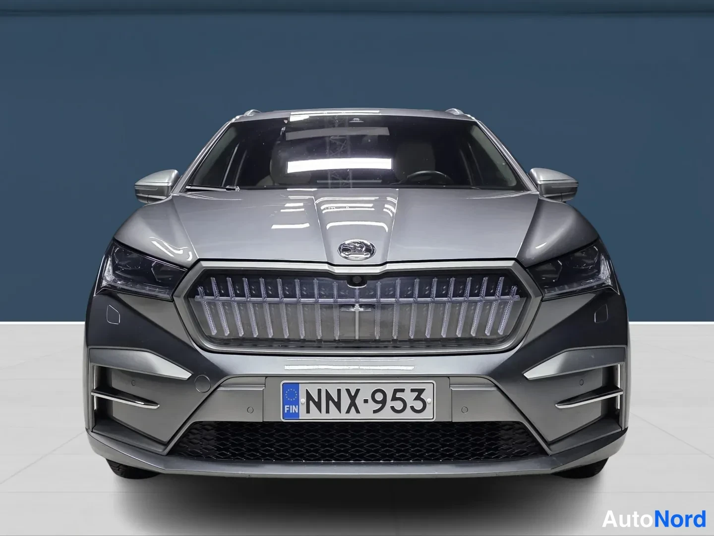 Harmaa Skoda Enyaq 2024, edestä, kuva 4