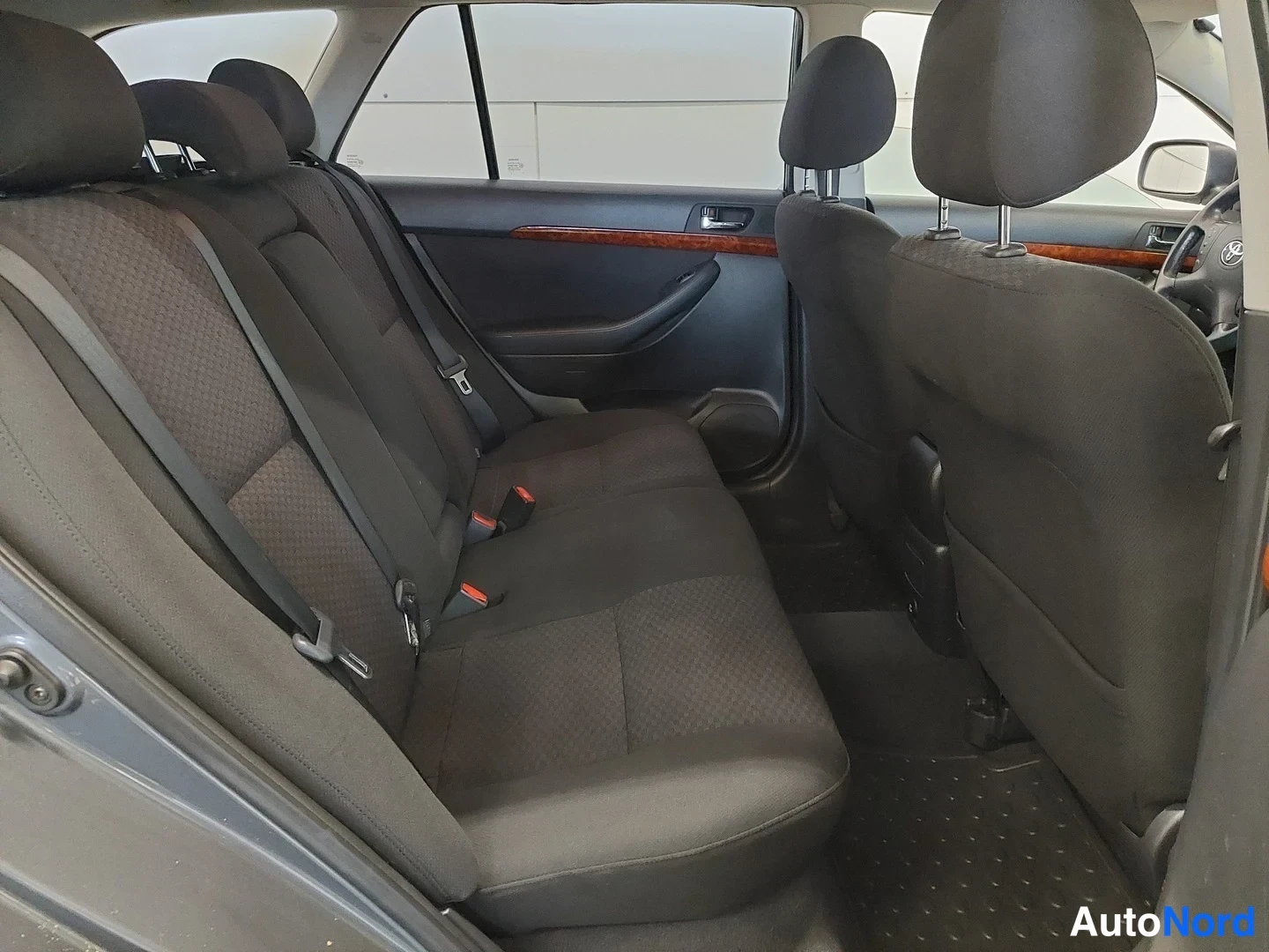 Harmaa Toyota Avensis 2005, takaistuimet, kuva 15
