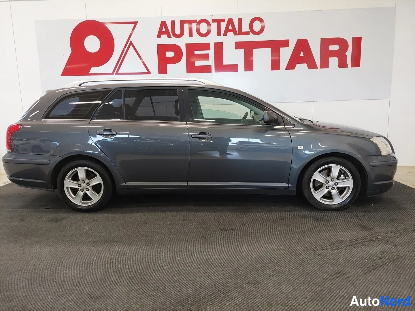 Harmaa Toyota Avensis 2005, sivulta, kuva 5