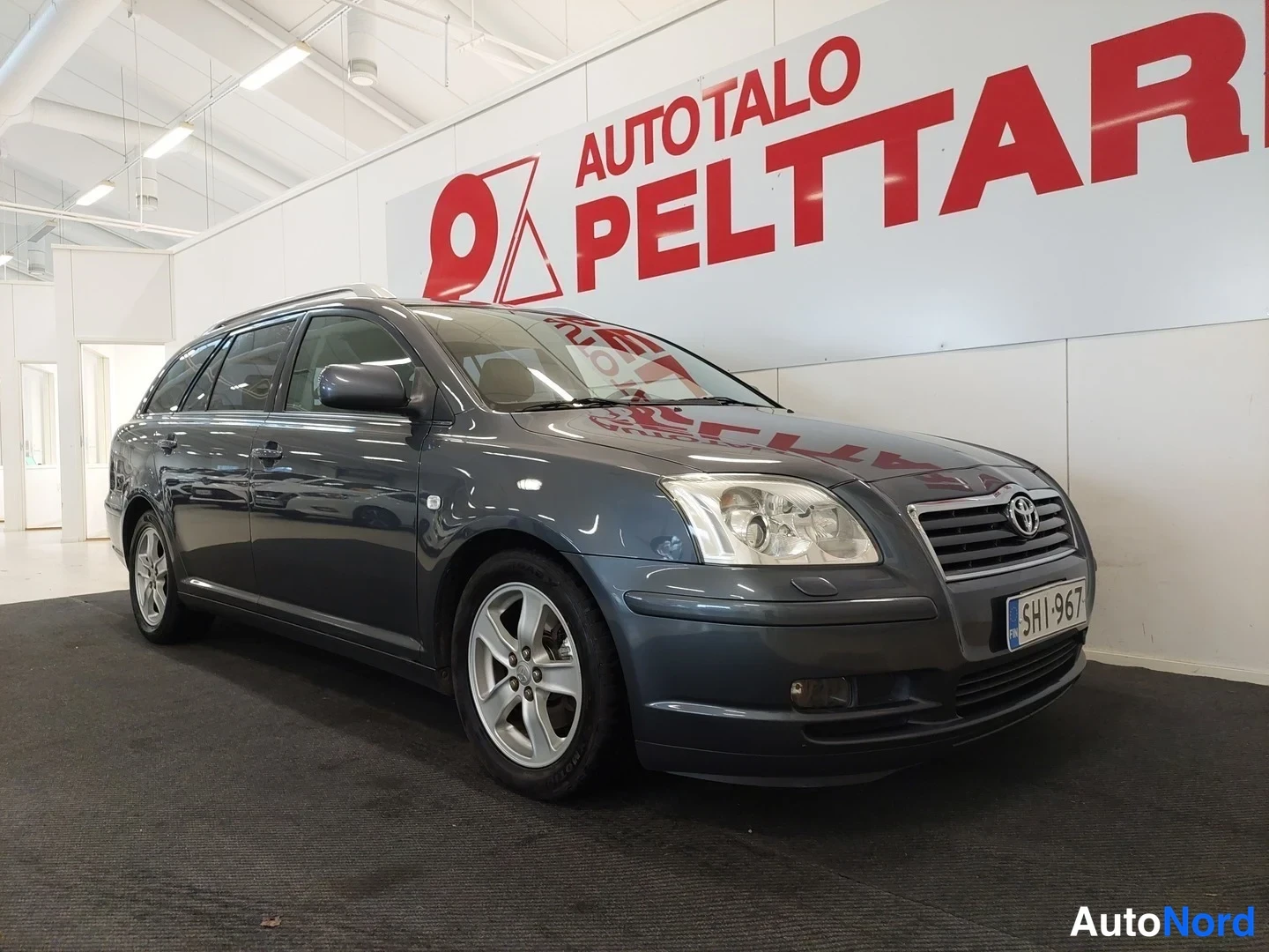 Harmaa Toyota Avensis 2005, etuviisto, kuva 2