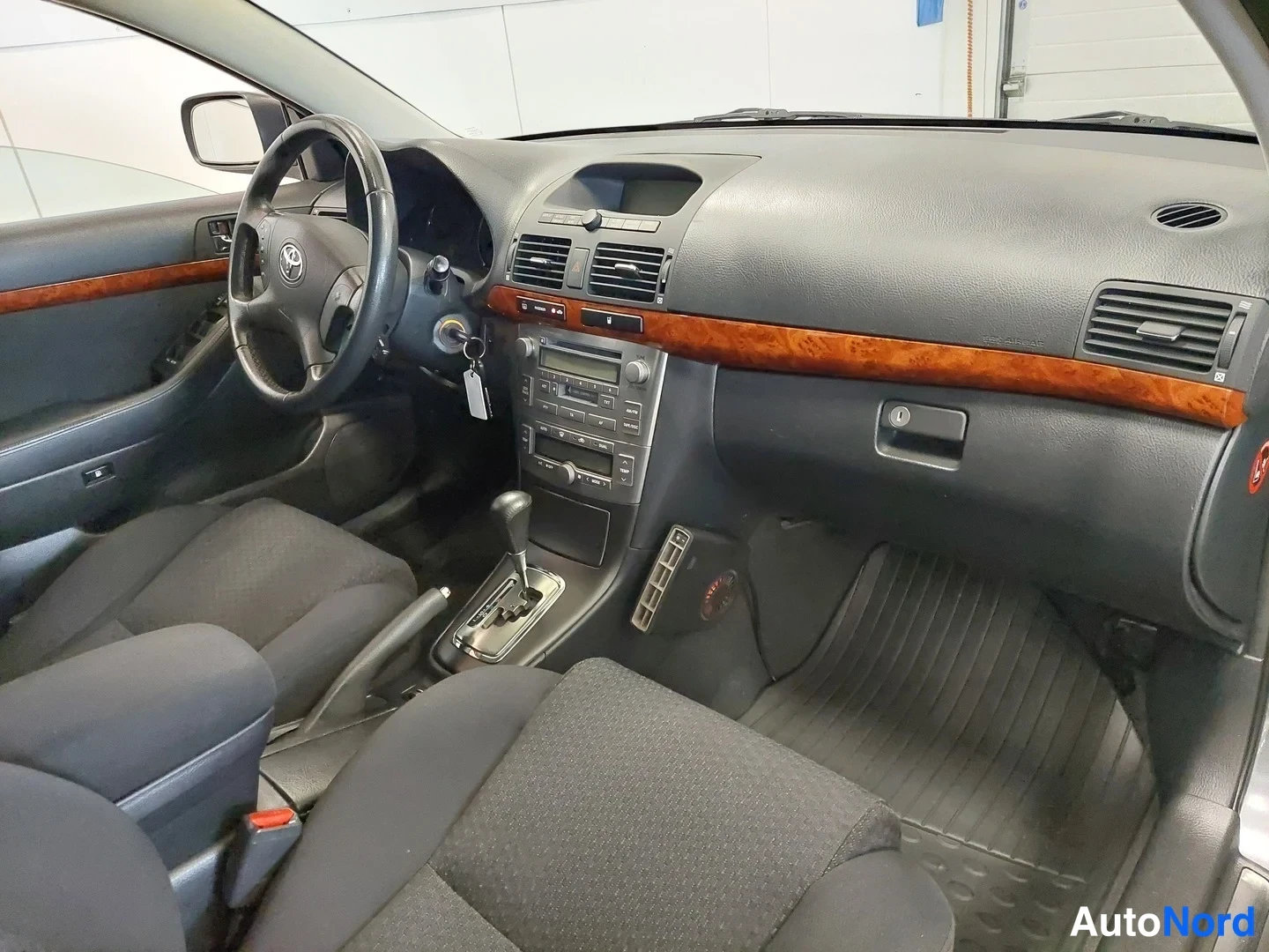 Harmaa Toyota Avensis 2005, ohjaamo, kuva 12