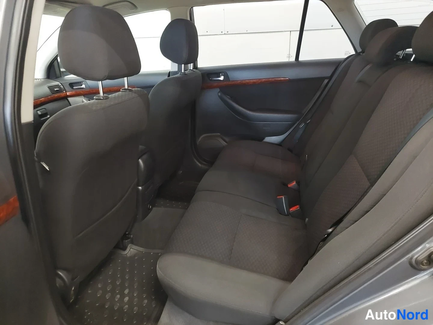 Harmaa Toyota Avensis 2005, takaistuimet, kuva 14