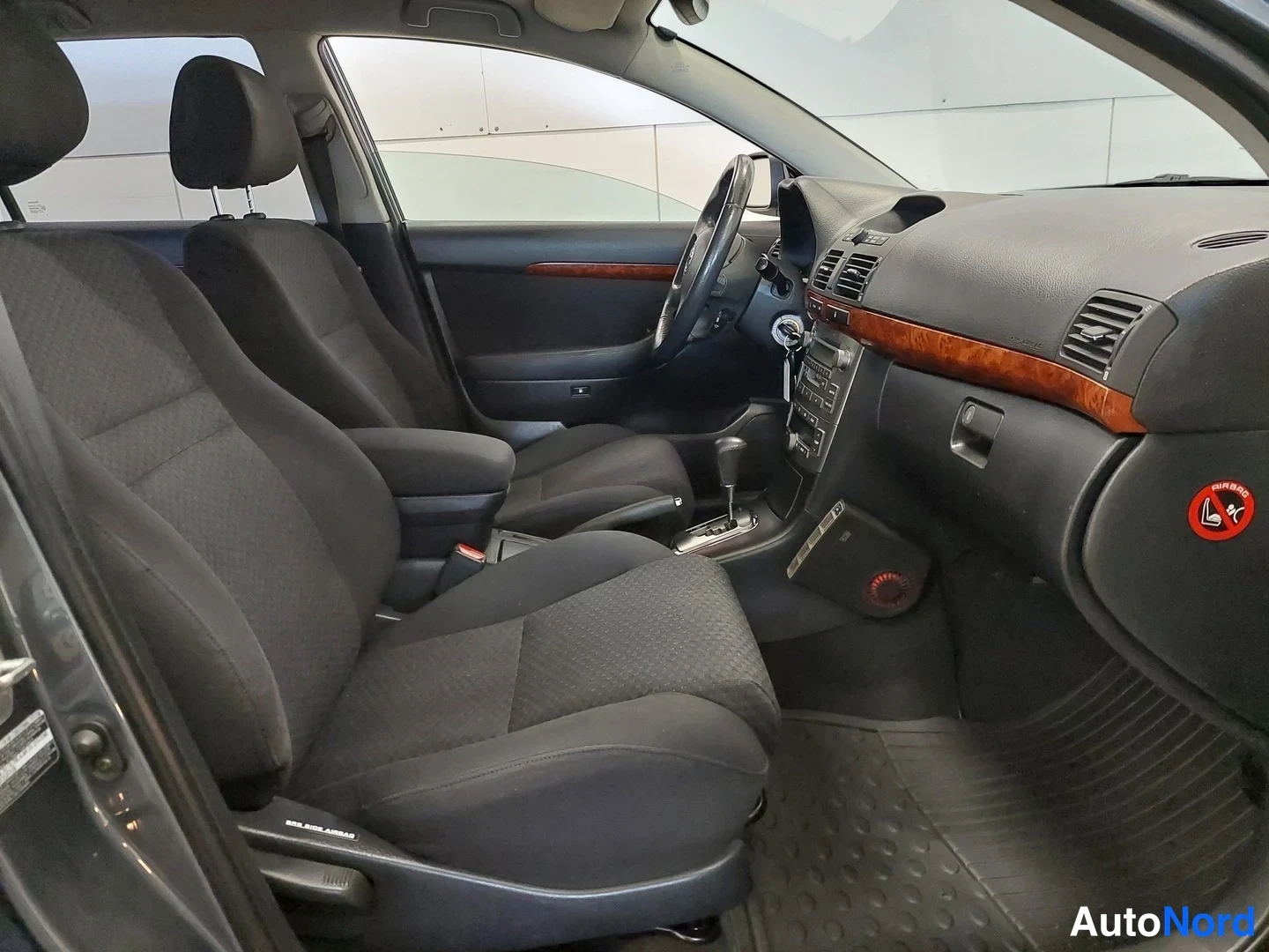 Harmaa Toyota Avensis 2005, ohjaamo, kuva 9