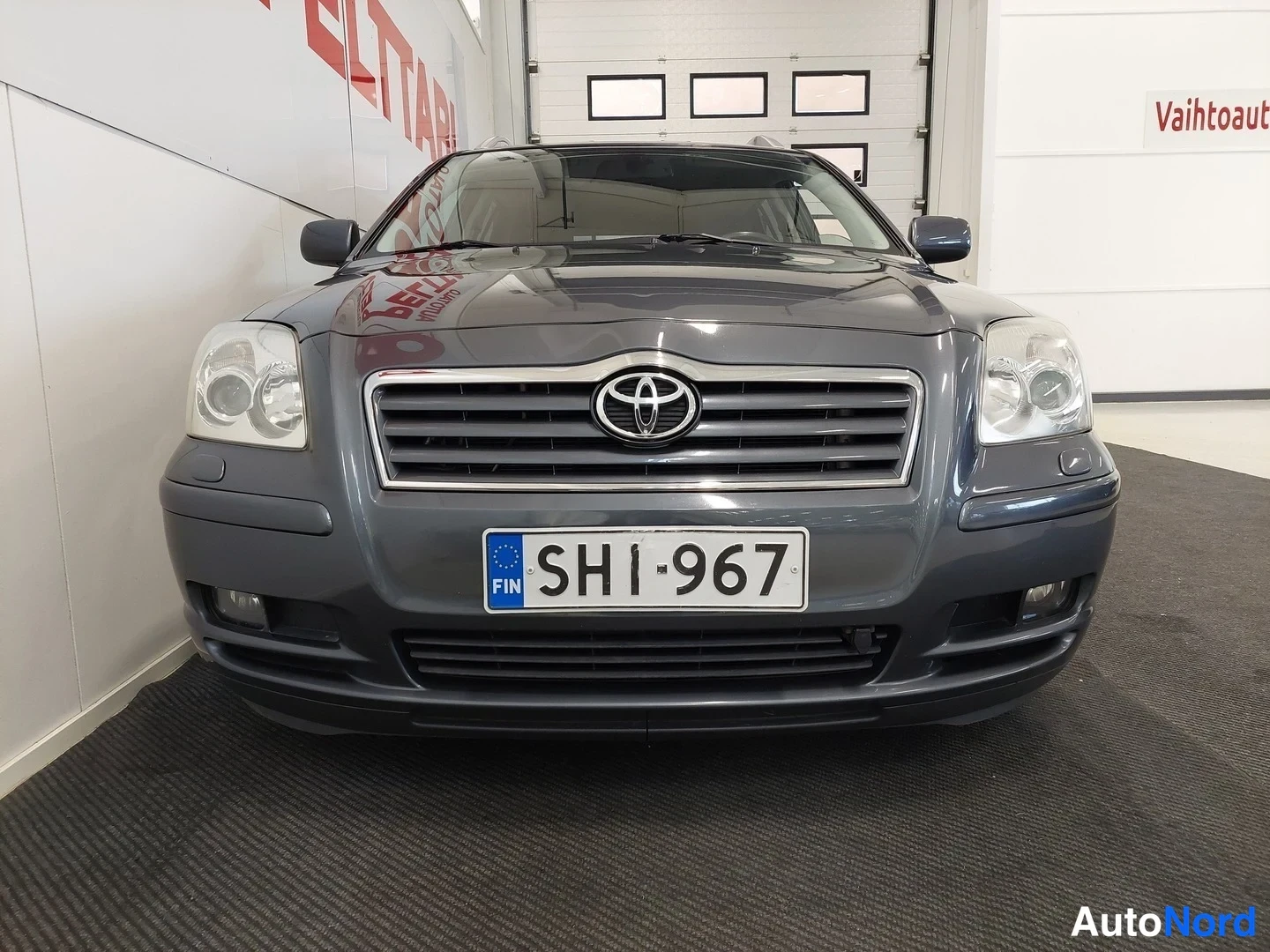 Harmaa Toyota Avensis 2005, edestä, kuva 3