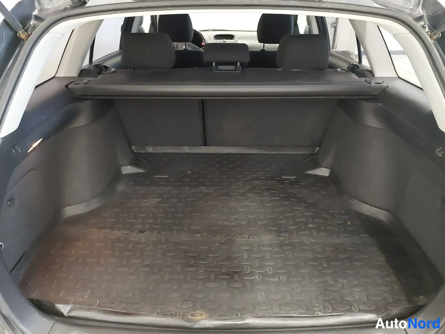 Harmaa Toyota Avensis 2005, tavaratila, kuva 16