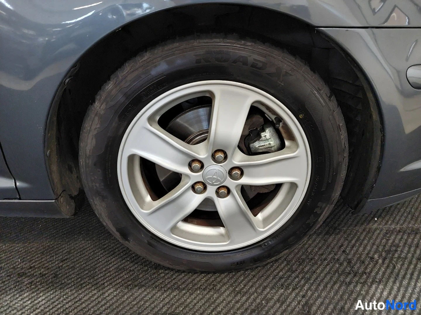 Harmaa Toyota Avensis 2005, yksityiskohta, kuva 19
