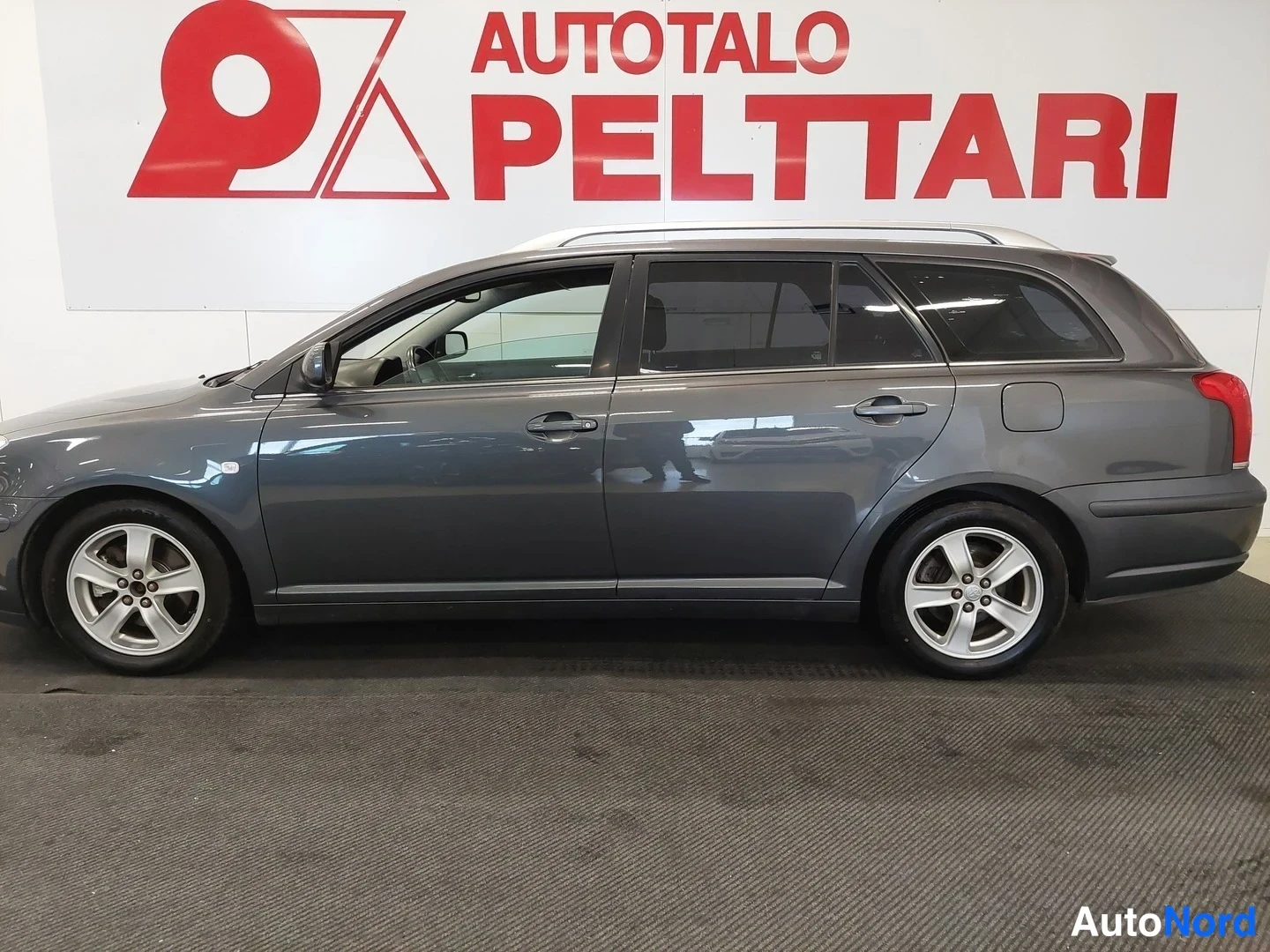 Harmaa Toyota Avensis 2005, sivulta, kuva 4