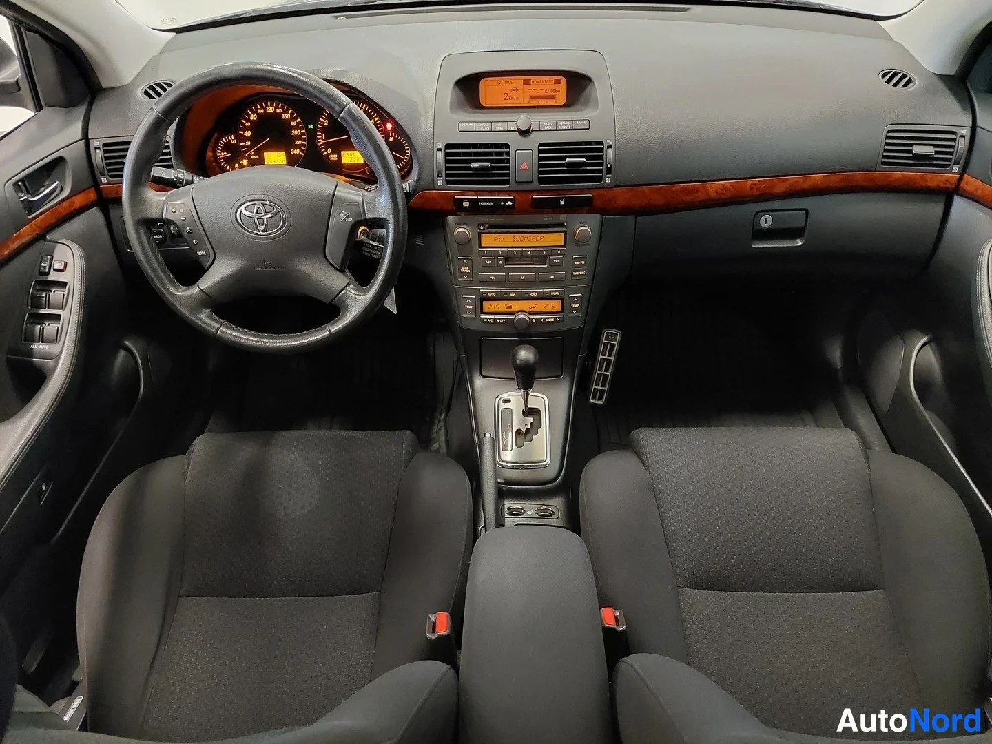 Harmaa Toyota Avensis 2005, ohjaamo, kuva 10