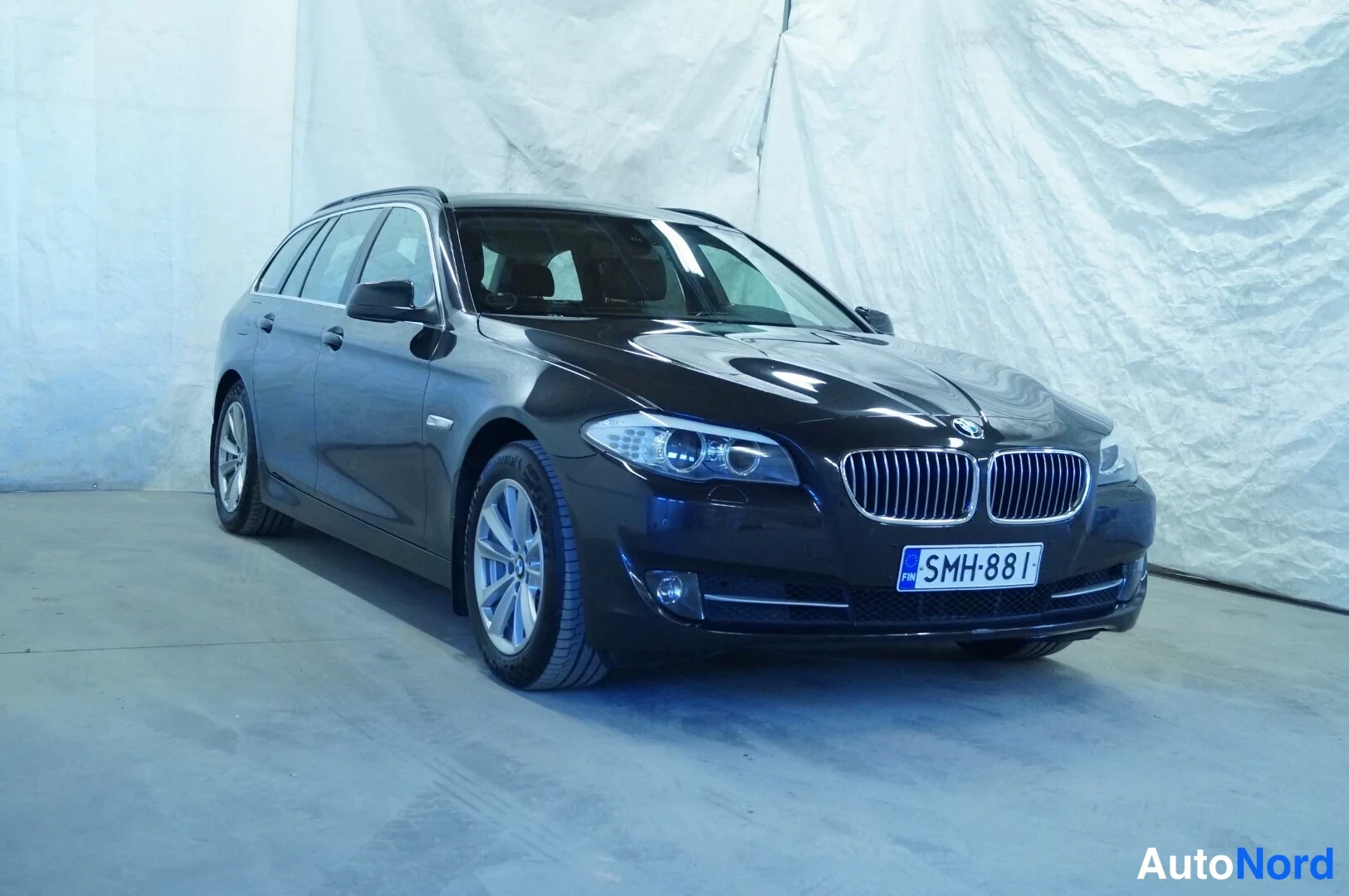 Harmaa BMW 520d 2011, etuviisto, keula oikealle, kuva 2