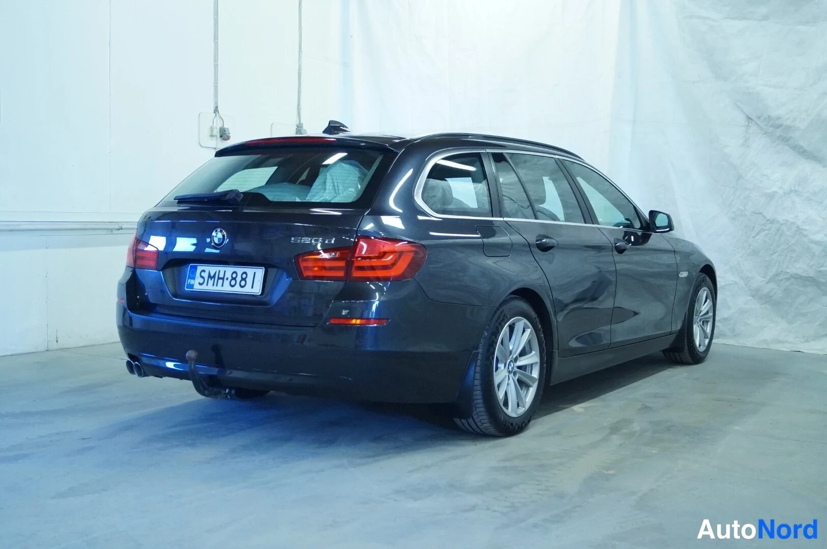 Harmaa BMW 520d 2011, takaviisto, kuva 3