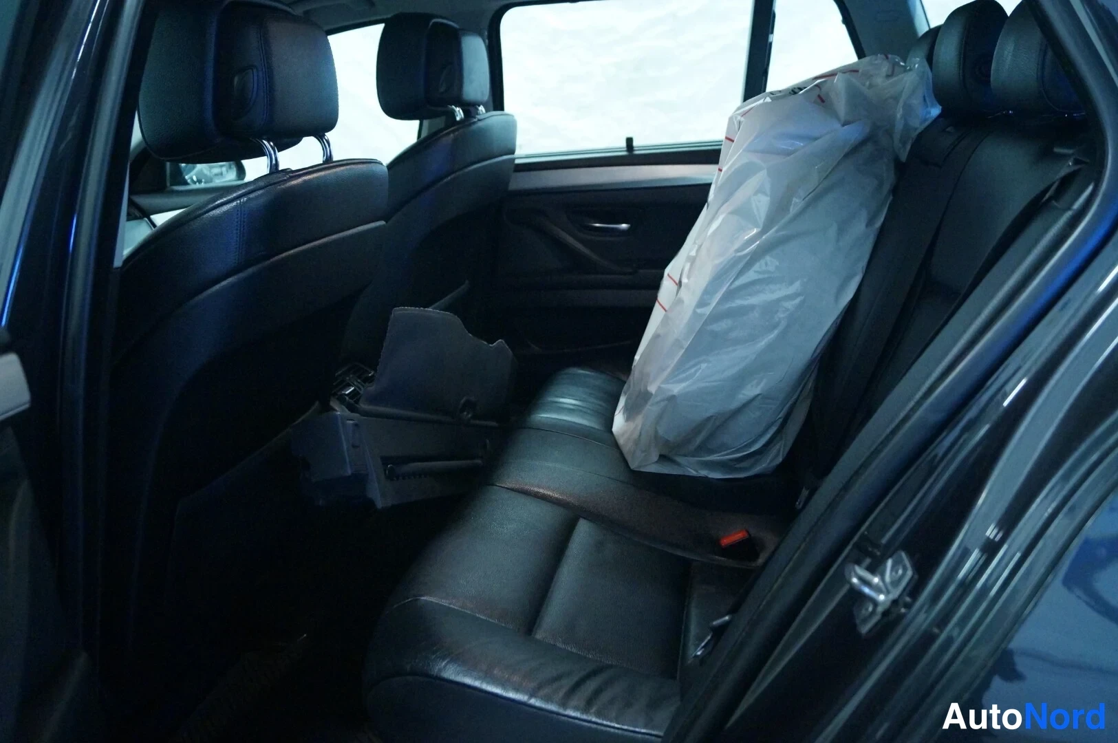 Harmaa BMW 520d 2011, takaistuimet, kuva 8