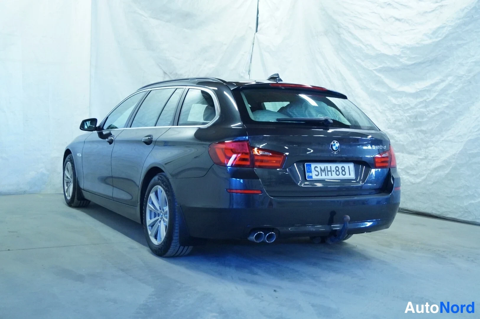 Harmaa BMW 520d 2011, takaviisto, kuva 4