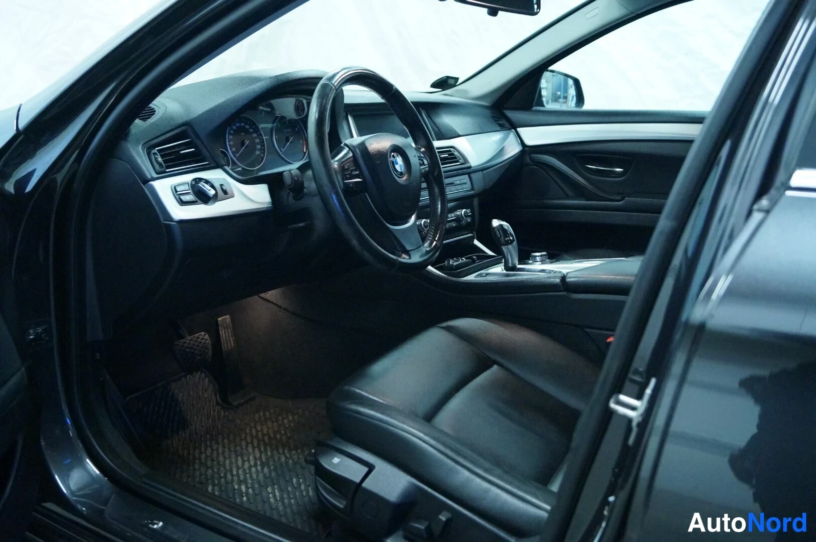Harmaa BMW 520d 2011, ohjaamo, kuva 5