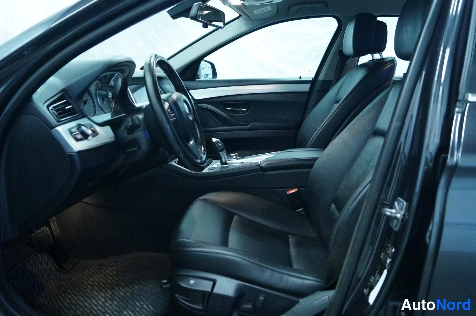 Harmaa BMW 520d 2011, etuistuimet, kuva 7