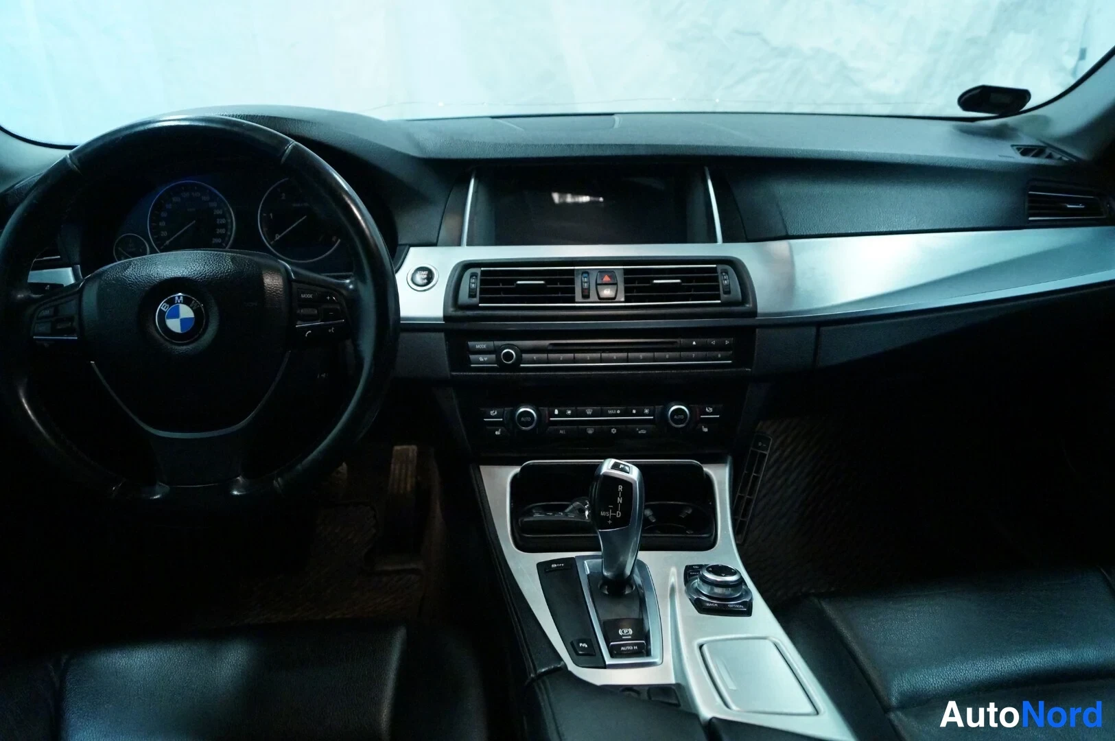 Harmaa BMW 520d 2011, ohjaamo, kuva 6