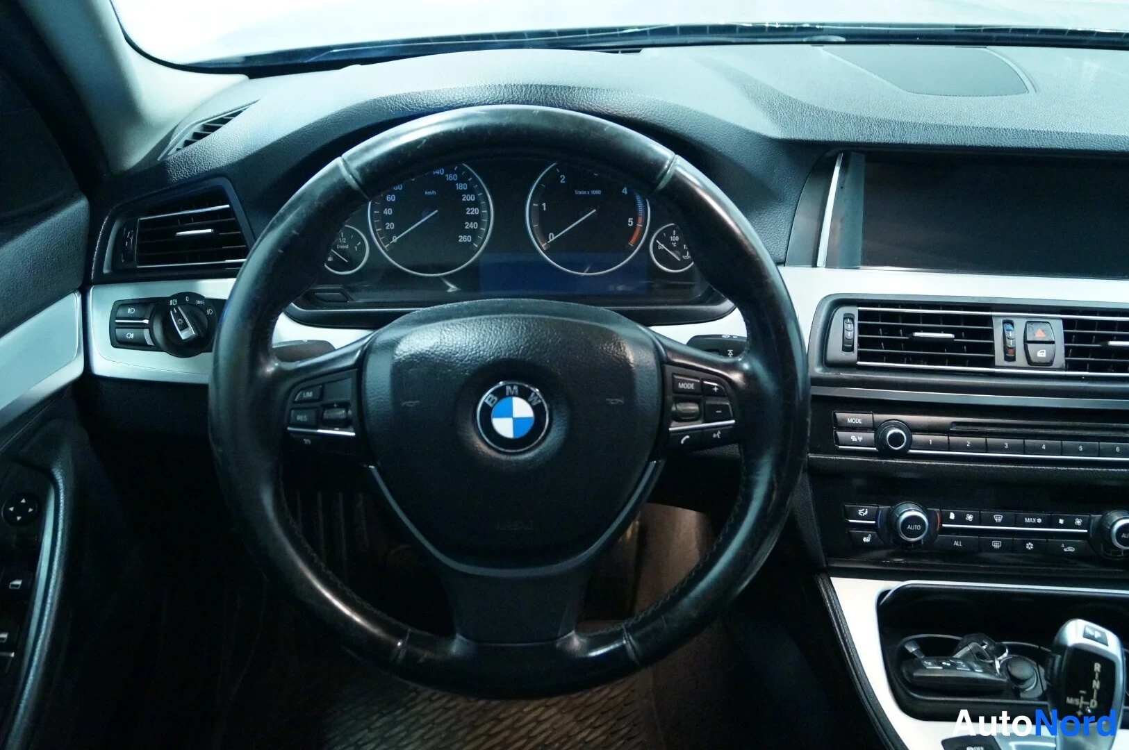 Harmaa BMW 520d 2011, yksityiskohta, kuva 10