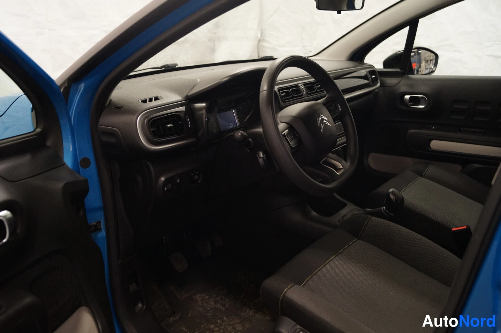 Sininen Citroen C3 2018, ohjaamo, kuva 8