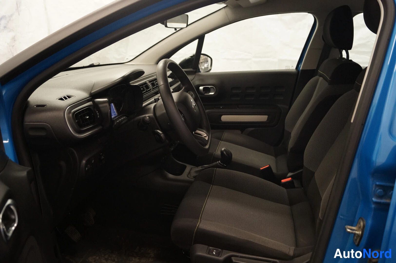 Sininen Citroen C3 2018, ohjaamo, kuva 5