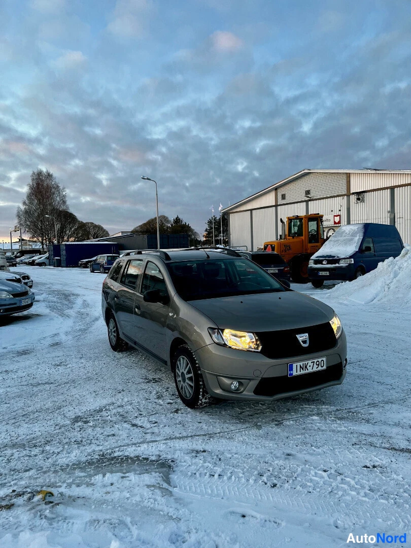 Beige Dacia Logan MCV 2014, front three-quarter, nose to the right, photo 2