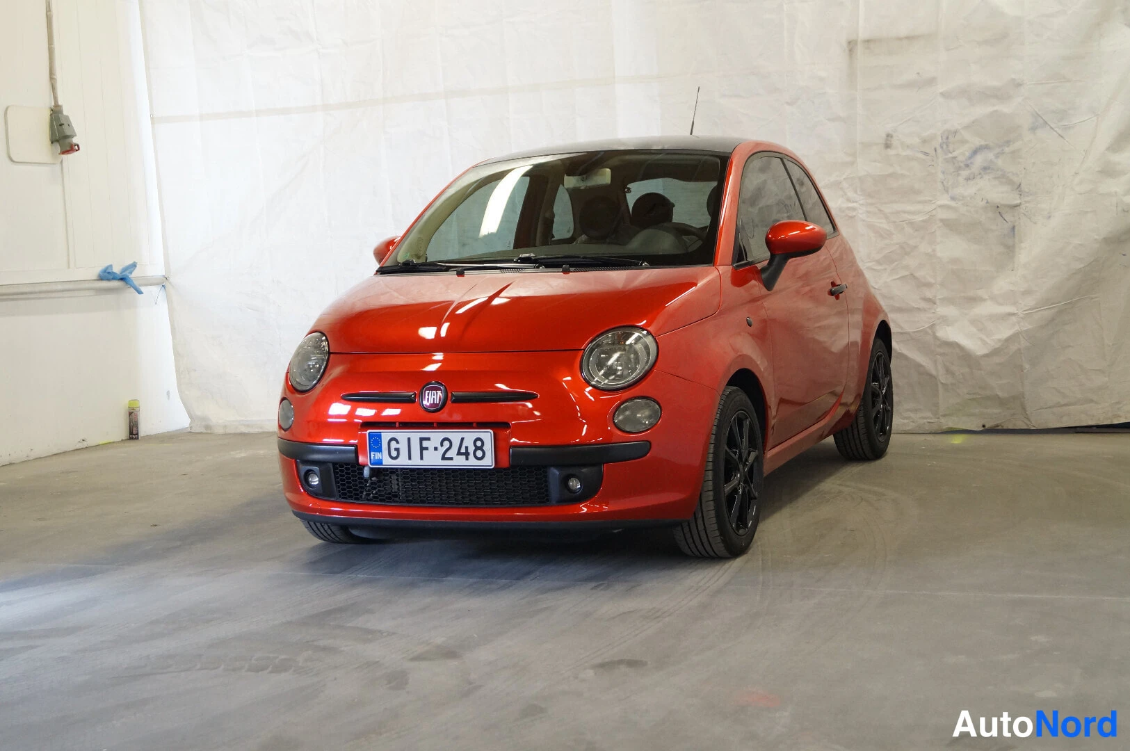 Punainen Fiat 500 2008, etuviisto, keula vasemmalle, kuva 2