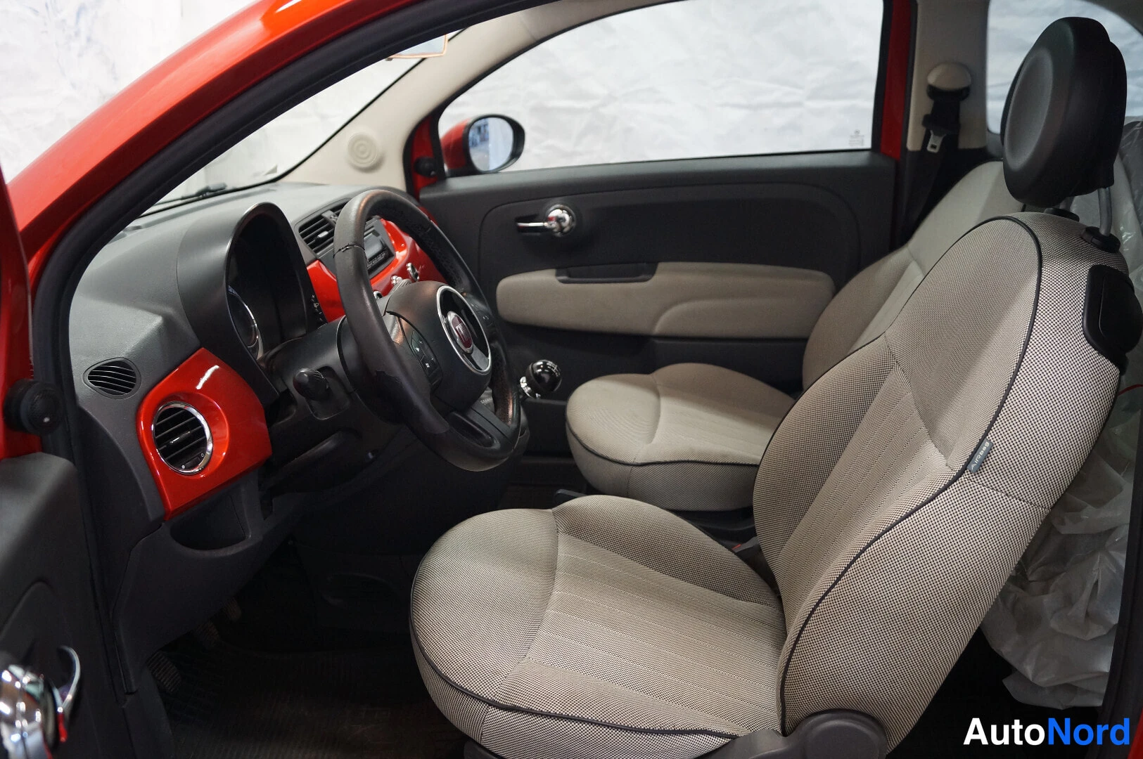 Punainen Fiat 500 2008, ohjaamo, kuva 5
