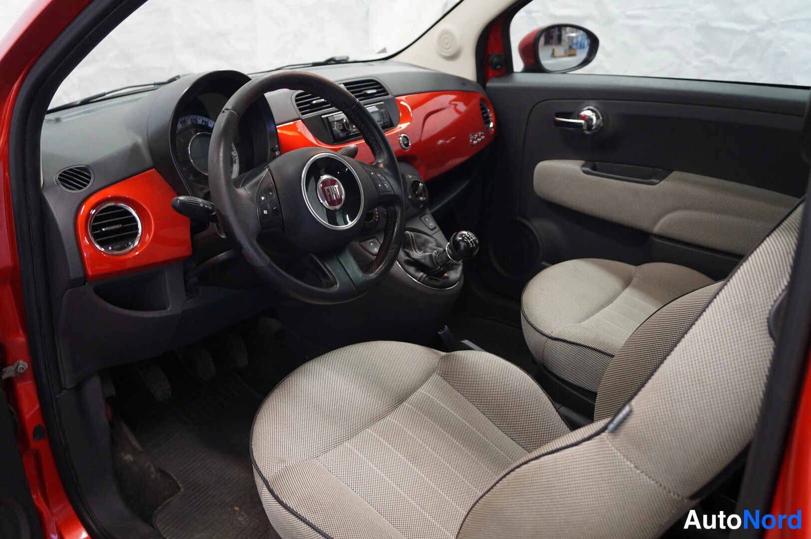 Punainen Fiat 500 2008, ohjaamo, kuva 6