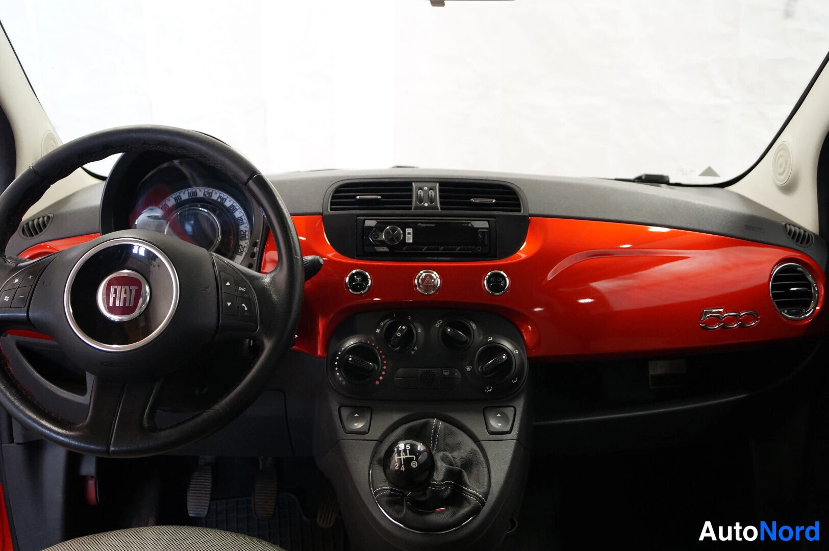 Punainen Fiat 500 2008, ohjaamo, kuva 7