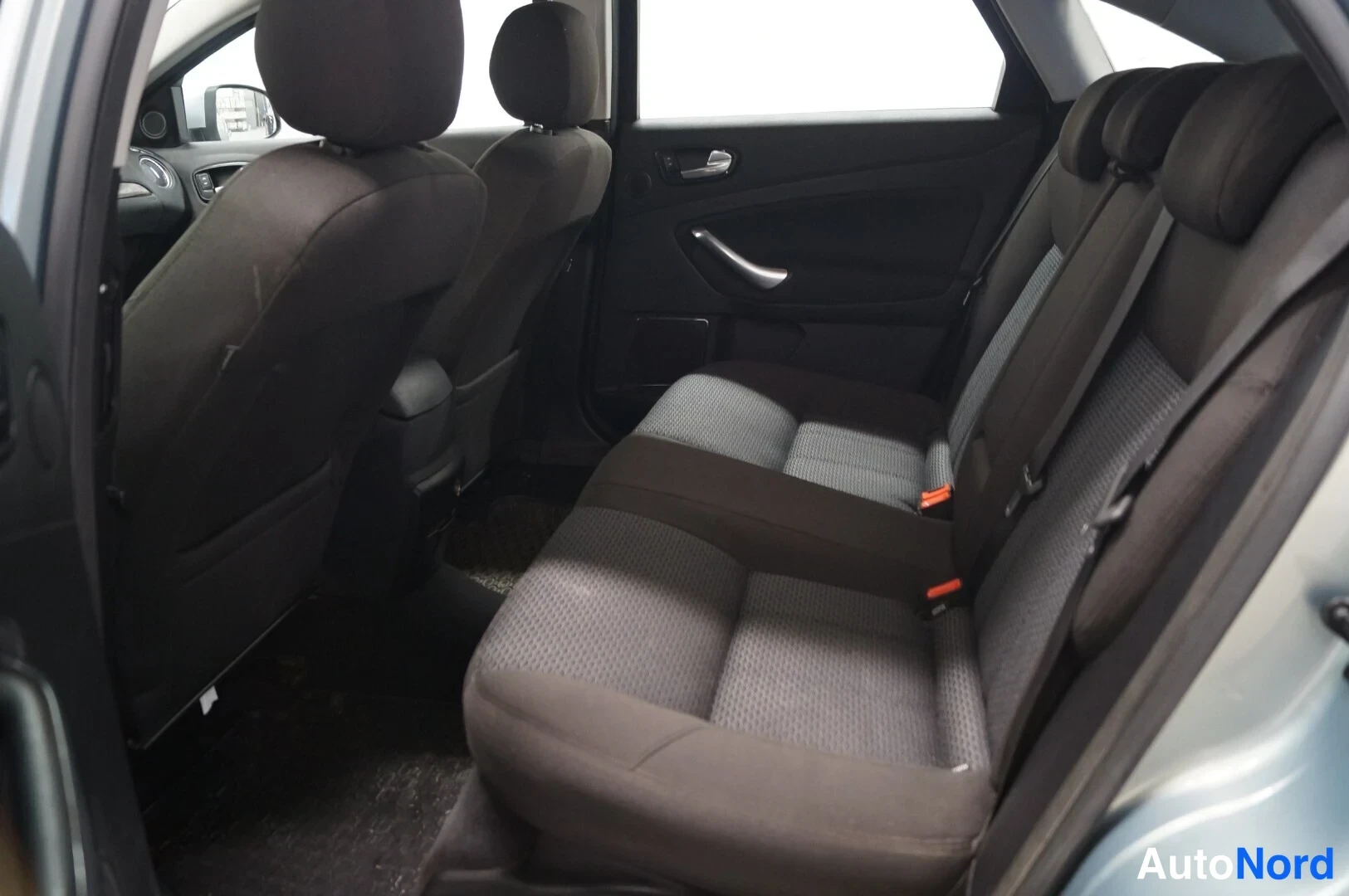 Vihreä Ford Mondeo 2009, takaistuimet, kuva 9
