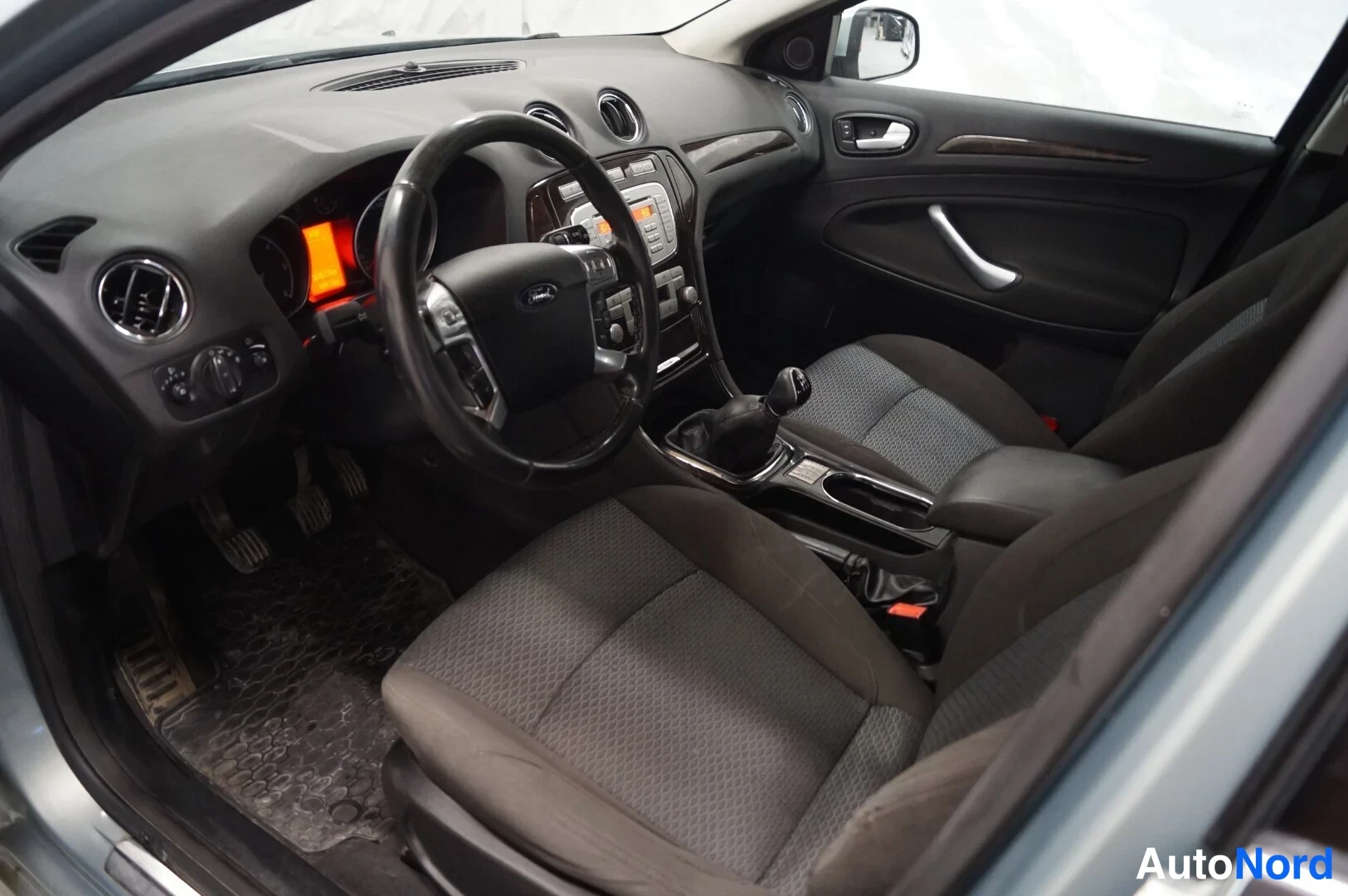Vihreä Ford Mondeo 2009, ohjaamo, kuva 5