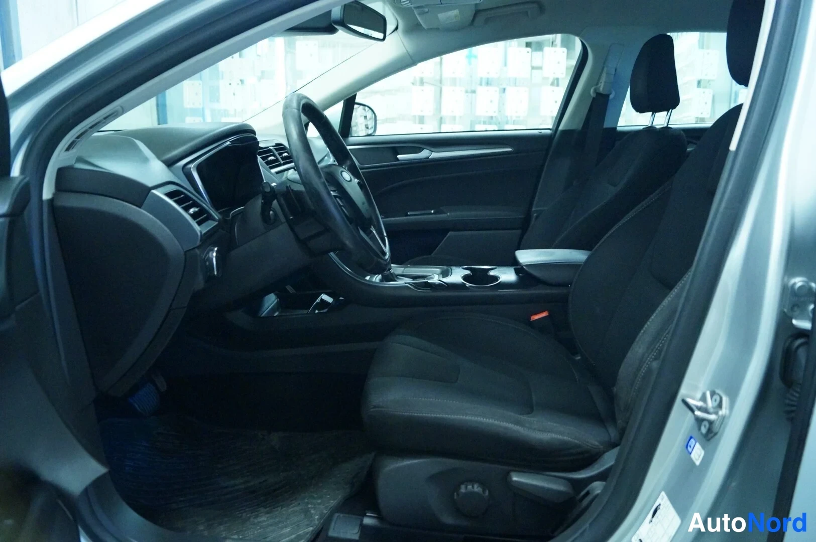 Hopea Ford Mondeo 2018, ohjaamo, kuva 8