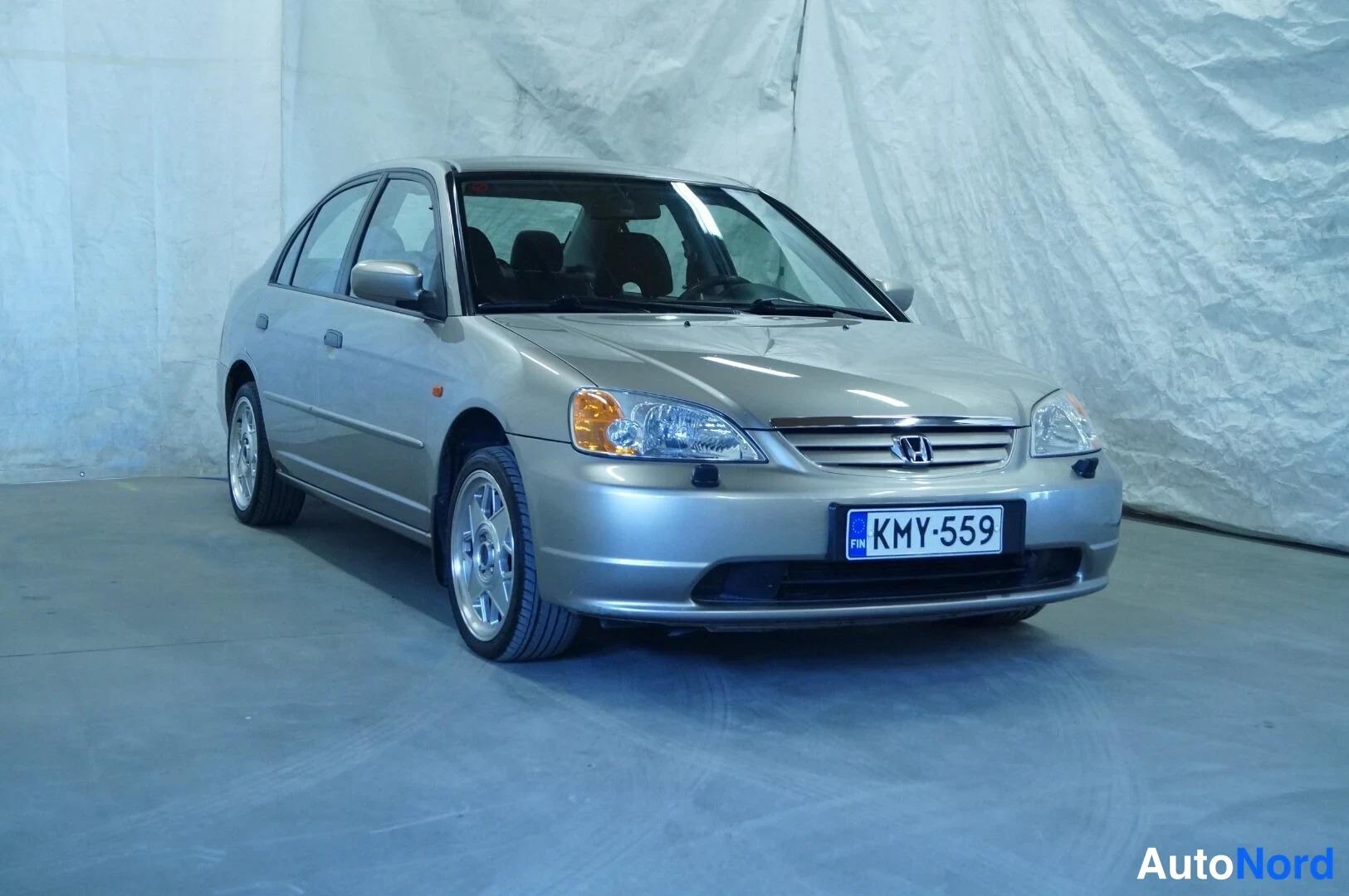 Beige Honda Civic 2003, etuviisto, keula oikealle, kuva 2
