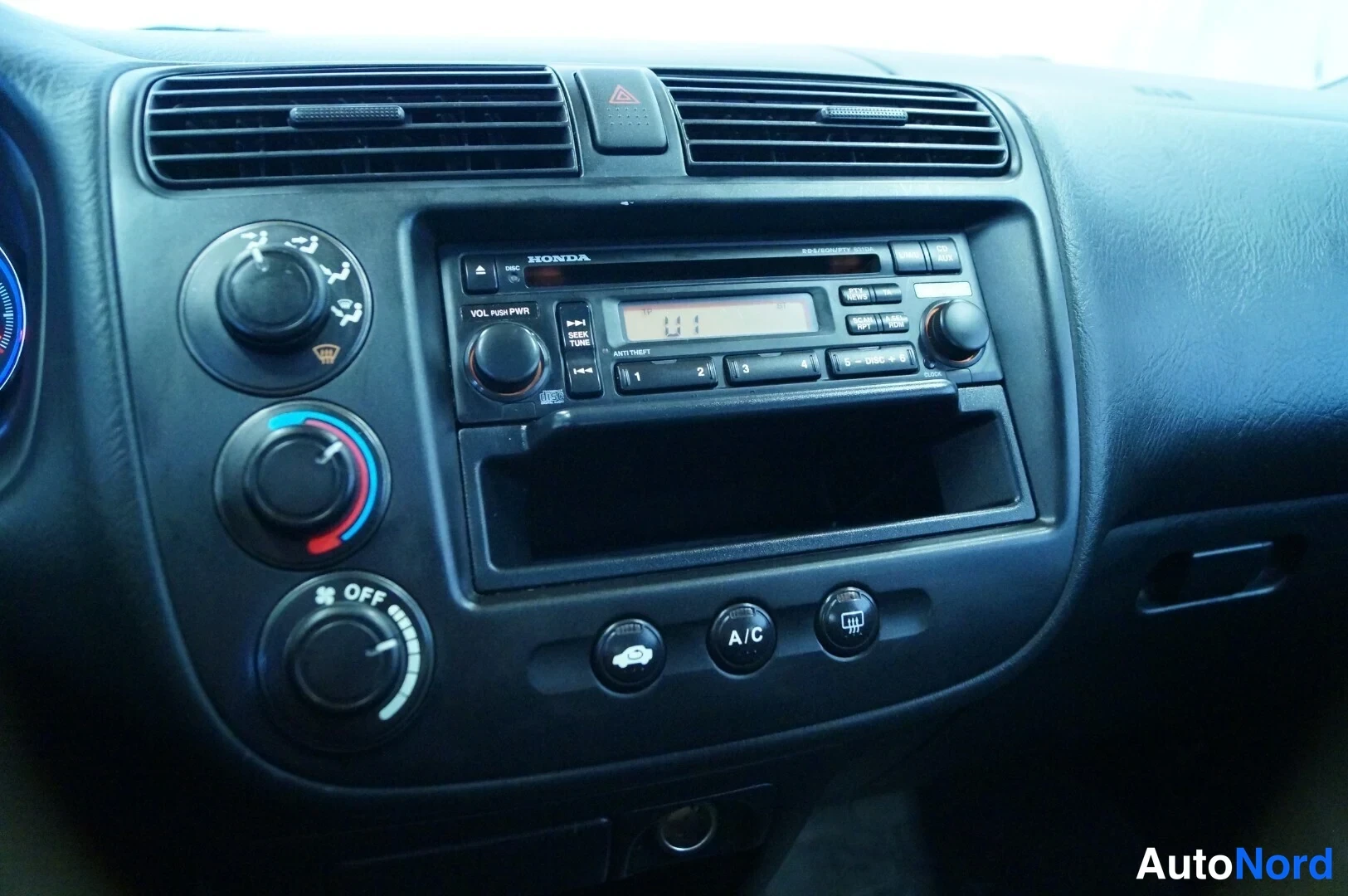 Beige Honda Civic 2003, ohjaamo, kuva 7