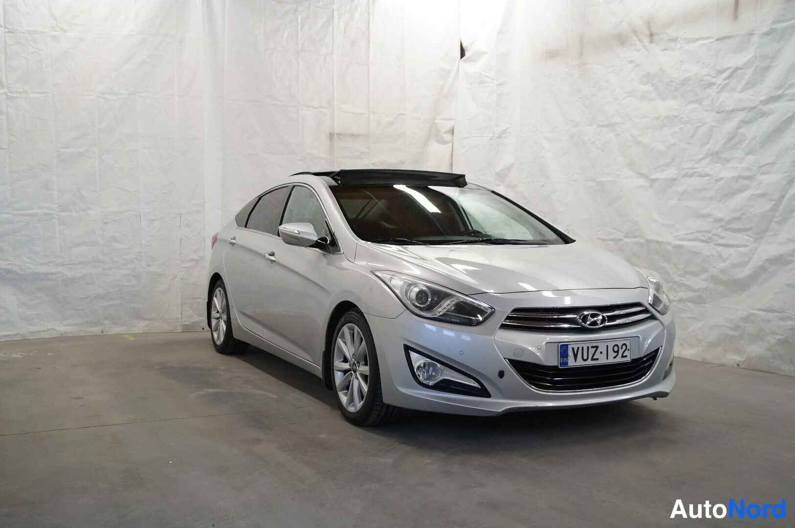 Hopea Hyundai i40 2012, etuviisto, keula oikealle, kuva 2