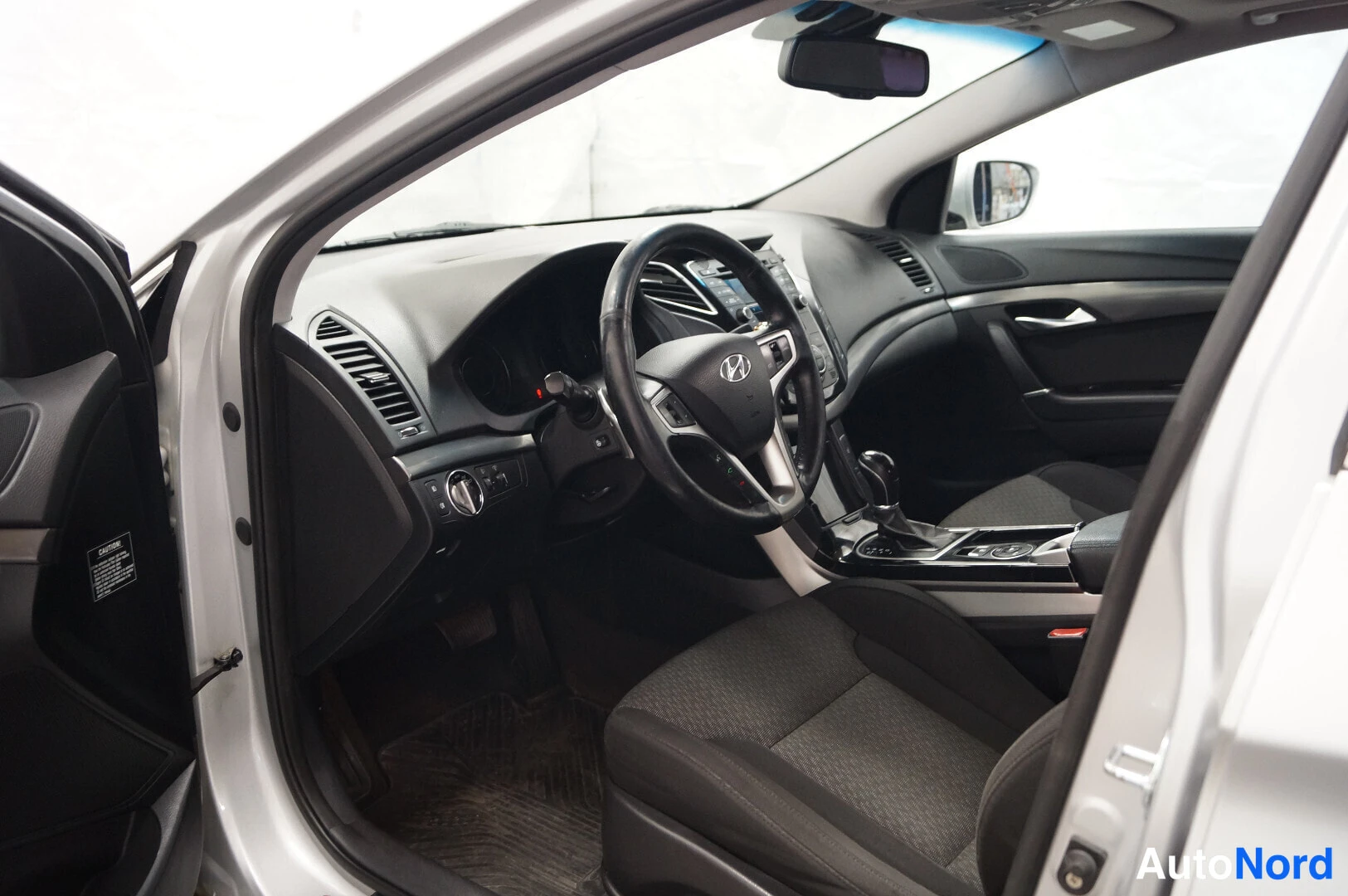 Hopea Hyundai i40 2012, ohjaamo, kuva 5