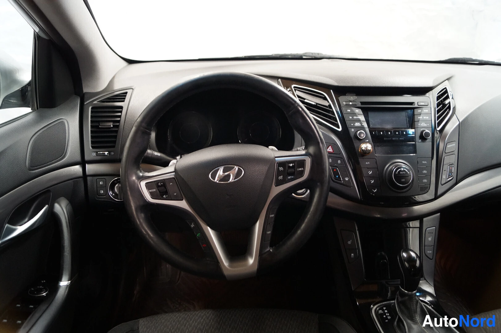 Hopea Hyundai i40 2012, ohjaamo, kuva 6