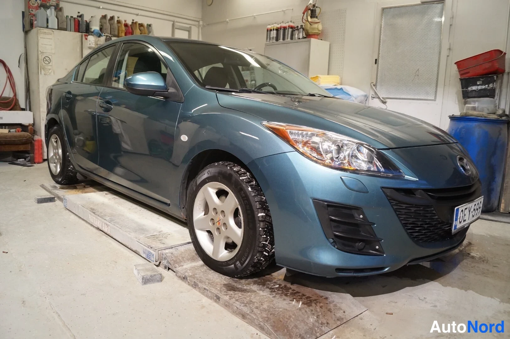 Sininen Mazda 3 2010, etuviisto, keula oikealle, kuva 2