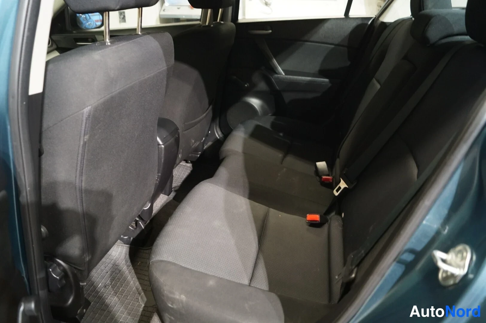 Sininen Mazda 3 2010, takaistuimet, kuva 9